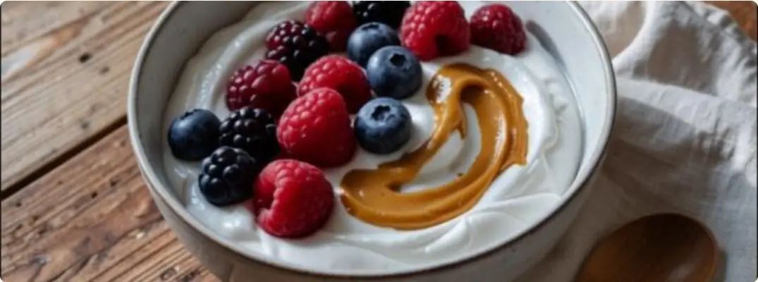 Beeren-Vanille-Wolke mit Nusskern