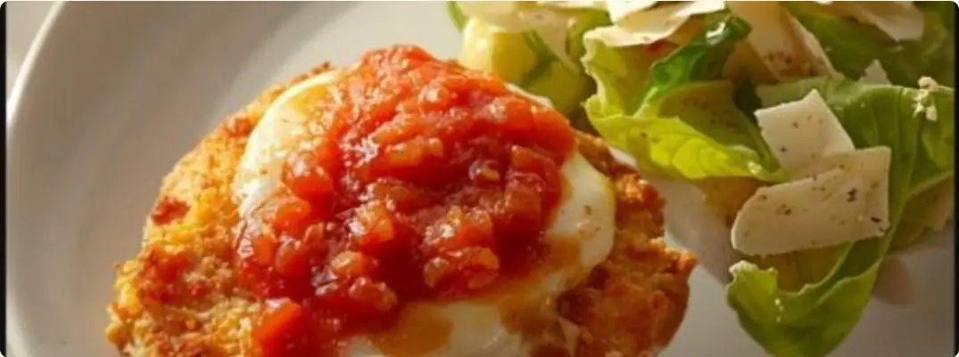 Chicken Parmesan mit Caesar Salad
